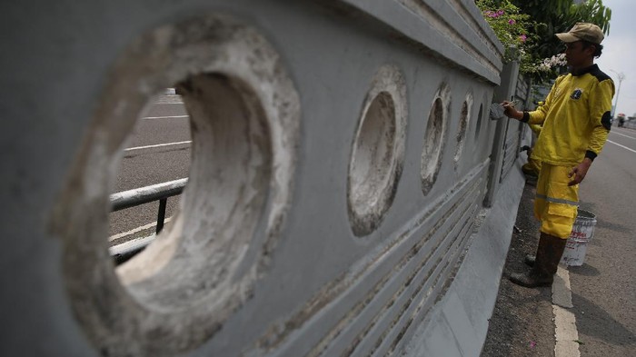 Dicat Ulang, Pasukan Kuning Percantik Jembatan 66 Kuningan Petugas pasukan kuning melakukan pengecetan jembatan 66 Kuningan, Jakarta, Rabu (15/12/2021). Pengecatan ulang tersebut dilakukan untuk merawat dan memelihara keberadaan fasilitas umum tersebut.