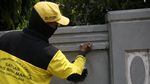 Dicat Ulang, Pasukan Kuning Percantik Jembatan 66 Kuningan