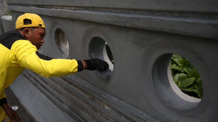Dicat Ulang, Pasukan Kuning Percantik Jembatan 66 Kuningan Petugas pasukan kuning melakukan pengecetan jembatan 66 Kuningan, Jakarta, Rabu (15/12/2021). Pengecatan ulang tersebut dilakukan untuk merawat dan memelihara keberadaan fasilitas umum tersebut.