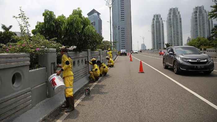 Dicat Ulang, Pasukan Kuning Percantik Jembatan 66 Kuningan Petugas pasukan kuning melakukan pengecetan jembatan 66 Kuningan, Jakarta, Rabu (15/12/2021). Pengecatan ulang tersebut dilakukan untuk merawat dan memelihara keberadaan fasilitas umum tersebut.