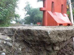 Diguyur Hujan, Jalan Penghubung Antarkecamatan di Purwakarta Amblas
