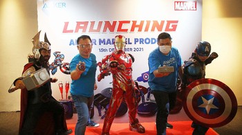 Kai Fang, Country Manager Anker Indonesia dan Ridwan Hidayat, Business Manager Anker Indonesia foto bersama dengan cosplayer Superhero Marvel dalam peluncuran produk edisi khusus superhero di Jakarta, Rabu (15/12/2021).