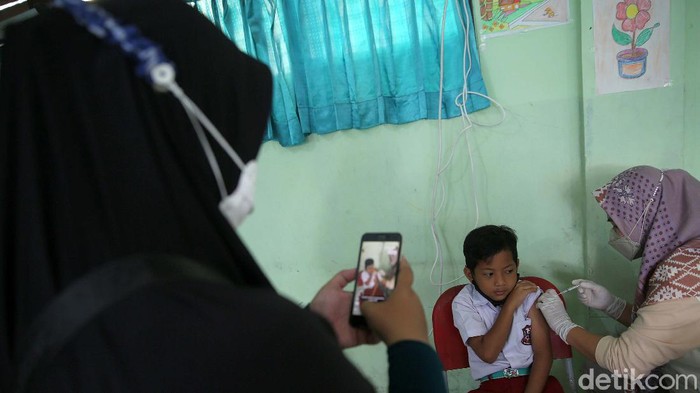 Vaksin COVID-19 untuk anak umur 6-11 tahun mulai diberikan. Begini ekspresi siswa SD Jakasetia 1, Kota Bekasi, saat disuntik vaksin COVID-19.