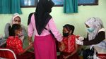 Ekspresi Siswa SD saat Disuntik Vaksin COVID-19
