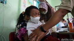 Vaksin COVID-19 untuk anak umur 6-11 tahun mulai diberikan. Begini ekspresi siswa SD Jakasetia 1, Kota Bekasi, saat disuntik vaksin COVID-19.