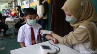 Sebelum divaksin, anak-anak ini dicek kesehatannya.