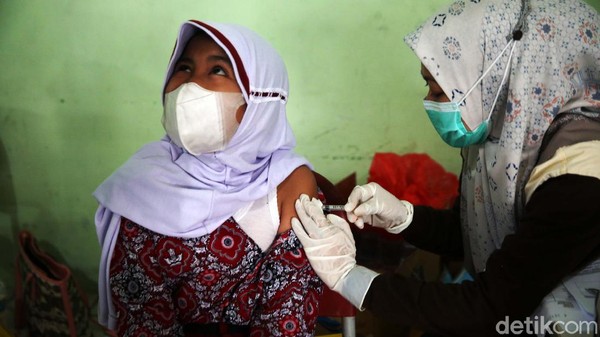 Ekspresi Siswa SD saat Disuntik Vaksin COVID-19
