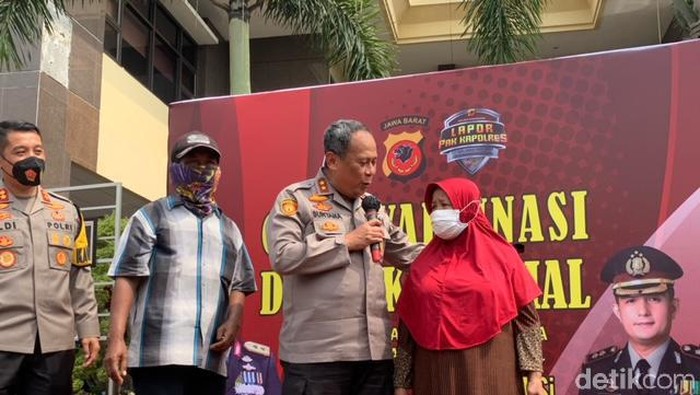 Emak Iyat dan Abah Rahmat dapat umroh gratis usai vaksinasi