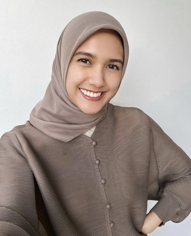 Adik bungsu Alyssa Soebandono, Annisa Soebandono mulai berhijab sejak tahun 2021. Annisa menggeluti bidang bisnis fashion dan menjadi influencer muda yang menginspirasi.  Foto: Dok. Instagram @annissanns.