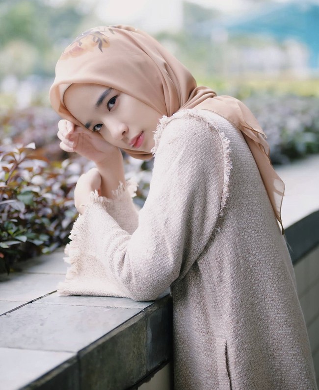 Generasi pertama JKT 48, Beby Chaesara Anandila mantap berhijab sejak bulan Ramadhan tahun 2021. Penampilannya pun mendapatkan dukungan dan pujian dari warganet. Foto: Dok. Instagram @bchsr_.