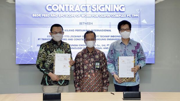 foto/ penandatanganan kontrak pekerjaan pembuatan Basic Engineering Design Package (BEDP), Front End Engineering Design (FEED) And Engineering, Procurement & Construction (EPC) Scope Of Work untuk Olefin Complex PT. Trans Pacific Petrochemical Indotama (TPPI) (10/12). Doc PT Kilang Pertamina Internasional