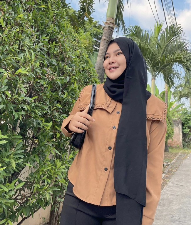 Keponakan Dewi Perssik, Rossa Meldianti mulai berhijab sejak Agustus 2021. Kini akun Instagramnya telah dikunci. Meldi dikenal publik karena banyak sensai dan kontroversi. Meldi kini sibuk menjalani usaha kuliner. Foto: Dok. Instagram @rosameldi_fc.