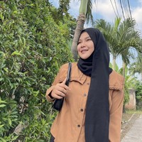 Keponakan Dewi Perssik, Rossa Meldianti mulai berhijab sejak Agustus 2021. Kini akun Instagramnya telah dikunci. Meldi dikenal publik karena banyak sensai dan kontroversi. Meldi kini sibuk menjalani usaha kuliner. Foto: Dok. Instagram @rosameldi_fc.