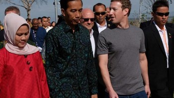 Jokowi dan ibu negara Iriana beserta rombongan berjalan santai ditemani Zuck di area kantor Facebook. Pertemuan ini kembali disinggung oleh Jokowi. Ia mengaku sudah mendapat bisikan soal Metaverse dari Bos Facebook tersebut sejak 2016.Saya ingat pada 2016 waktu bertemu Mark Zuckerberg di Amerika, saya diajak main pingpong pakai oculus, Presiden Jokowi 10-15 tahun lagi akan muncul seperti kita main ping-pong ini, katanya hari ini. Foto: detikcom/Ikhwanul Khabibi