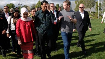 Zuckerberg berbincang santai dengan Jokowi. Setiap orang bisa beli lahan virtual, bangun bisnis vitalnya sendiri, dan juga akan ada mal virtual, gym virtual, kantor virtual, wisata virtual. Saya waktu itu belum bisa membayangkan seperti apa itu, ungkap Jokowi soal bahasan pertemuan dengan Zuck ini, dalam pembukaan Akselerasi Generasi Digital, dikutip YouTube Kementerian BUMN, Rabu (15/12/2021). Foto: detikcom/Ikhwanul Khabibi