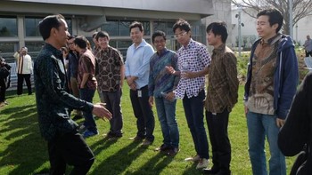 Ditemani Ibu Negara Iriana, Jokowi menyalami satu per satu karyawan Facebook asal Indonesia yang berjumlah 17 orang itu. Tak ketinggalan, presiden menanyakan kabar mereka. Gimana di sini? Sudah berapa lama kerja di sini? Kerasan nggak di sini, tanya Jokowi. Foto: detikcom/Ikhwanul Khabibi