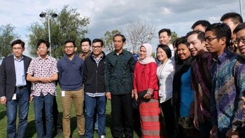 Presiden pun menyempatkan diri foto bersama. Foto: detikcom/Ikhwanul Khabibi