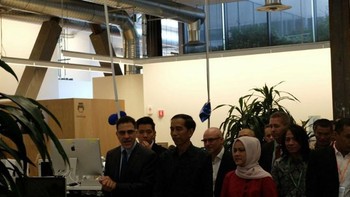 Presiden memasuki kantor bagian dalam Facebook. Foto: detikcom/Ikhwanul Khabibi