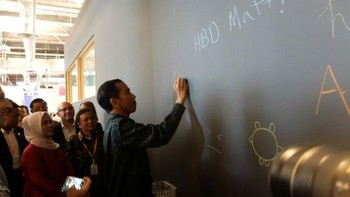 Presiden Joko Widodo sempat menuliskan beberapa kalimat di dinding kantor yang berlokasi di Menlo Park, California, Amerika Serikat itu. Foto: detikcom/Ikhwanul Khabibi