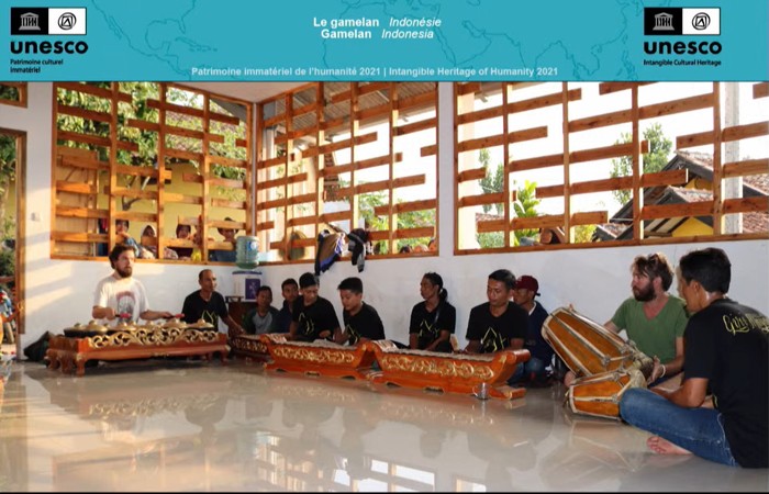 Indonesia kaya akan keragaman budaya yang tak ternilai. Salah satu budaya kita yang dilestarikan/dikembangkan dan diwariskan sejak dahulu hingga kini salah satunya alat musik tradisonal Gamelan.
