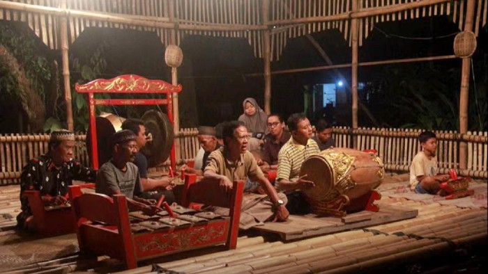 Indonesia kaya akan keragaman budaya yang tak ternilai. Salah satu budaya kita yang dilestarikan/dikembangkan dan diwariskan sejak dahulu hingga kini salah satunya alat musik tradisonal Gamelan.