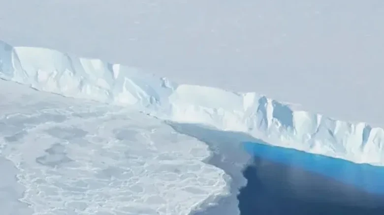 Lapisan es penting di Gletser Thwaites Antartika berada di ambang bahaya dalam waktu lima tahun ini. Diperkirakan akan ada percepatan pencairan gletser yang drastis.