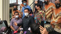 Faisal datang lebih dulu ditemani oleh kuasa hukumnya, Sandy Arifin. Foto: Hanif Hawari/detikcom