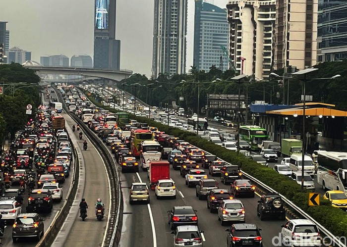 Usai diguyur hujan, kemacetan parah mengular panjang di sejumlah ruas jalan di ibukota Jakarta. Salah satunya Tol Dalam Kota, maupun di jalan arteri MT Haryono, Jakarta.