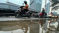 Kemacetan terjadi usai hujan reda yang berbarengan dengan jam pulang kantor.