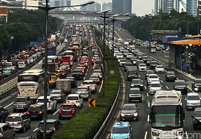Usai diguyur hujan, kemacetan parah mengular panjang di sejumlah ruas jalan di ibukota Jakarta. Salah satunya Tol Dalam Kota, maupun di jalan arteri MT Haryono, Jakarta.
