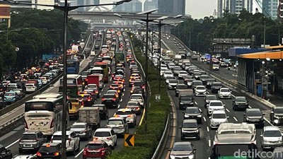 Hujan Reda Macet Melanda