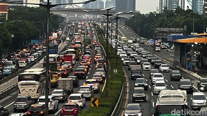 Hujan Reda Macet Melanda Usai diguyur hujan, kemacetan parah mengular panjang di sejumlah ruas jalan di ibukota Jakarta. Salah satunya Tol Dalam Kota, maupun di jalan arteri MT Haryono, Jakarta.