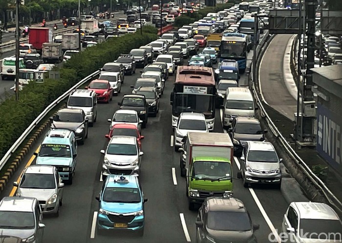 Usai diguyur hujan, kemacetan parah mengular panjang di sejumlah ruas jalan di ibukota Jakarta. Salah satunya Tol Dalam Kota, maupun di jalan arteri MT Haryono, Jakarta.