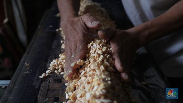 Suarso (68) menyelesaikan pembuatan tempe di kawasan Jakarta, Rabu (15/12/2021). Kementerian Perdagangan (Kemendag) memastikan, ketersediaan kedelai untuk bahan baku tempe dan tahu dalam negeri cukup untuk memenuhi kebutuhan Natal 2021 dan tahun baru 2022. Bahkan, Kemendag memperkirakan pasokan kedelai akan terjaga sampai kuartal I 2022.“Pasokan kedelai dari negara eksportir cukup baik. Saat ini negara produsen tengah memasuki masa panen, sehingga kami optimis pasokan kedelai akan cukup hingga kuartal pertama 2022,” kata Direktur Jenderal Perdagangan Luar Negeri, Oke Nurwan dikutip dari website resmi Kementerian Perdagangan.Namun, ia tak merinci berapa jumlah pasokan kedelai yang tersedia saat ini. Ia hanya menyatakan dengan kecukupan pasokan itu, pihaknya memperkirakan harga kedelai stabil.Sementara itu berdasarkan data Chicago Board of Trade (CBOT), harga kedelai dunia pada akhir November 2021 di sekitar USD12,17 per bushels atau setara USD446 per ton, turun dibanding awal Juni 2021 yang tercatat sebesar US$15,42 per bushel setara US$566 per ton.