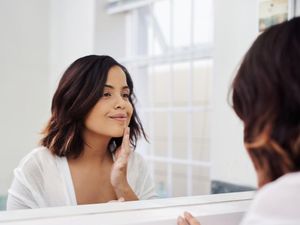 5 Serum yang Bagus untuk Mencerahkan Kulit, Bikin Glowing di 2022