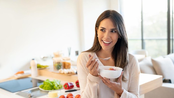 Ilustrasi wanita makan atau diet