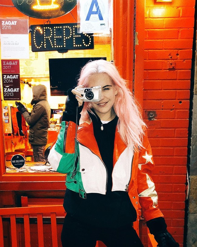 Wanita yang dikenal sebagai pemberontak itu kini memiliki sebuah galeri senin dan klub yang sering mempertunjukkan drag show. Foto: Instagram @indiarosejames