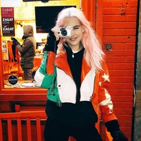 Wanita yang dikenal sebagai pemberontak itu kini memiliki sebuah galeri senin dan klub yang sering mempertunjukkan drag show. Foto: Instagram @indiarosejames