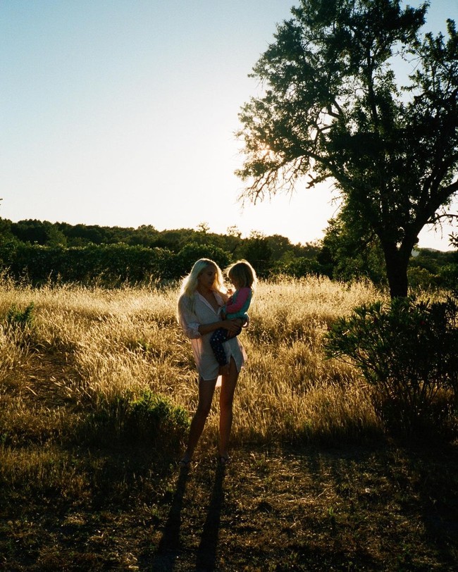 Namun beranjak dewasa, ia pun mulai mengerti pentingnya kerja keras dan berkeinginan untuk berkarya sendiri. Itu lebih seperti candaan. Tapi ketika orang-orang bercanda dan kamu masih kecil, kamu mulai mempercayai kata-kata itu. Tapi aku selalu ingin bekerja, aku selalu berjiwa bebas, tutur ibu satu anak tersebut. Foto: Instagram @indiarosejames