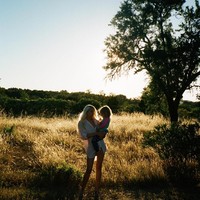 Namun beranjak dewasa, ia pun mulai mengerti pentingnya kerja keras dan berkeinginan untuk berkarya sendiri. Itu lebih seperti candaan. Tapi ketika orang-orang bercanda dan kamu masih kecil, kamu mulai mempercayai kata-kata itu. Tapi aku selalu ingin bekerja, aku selalu berjiwa bebas, tutur ibu satu anak tersebut. Foto: Instagram @indiarosejames