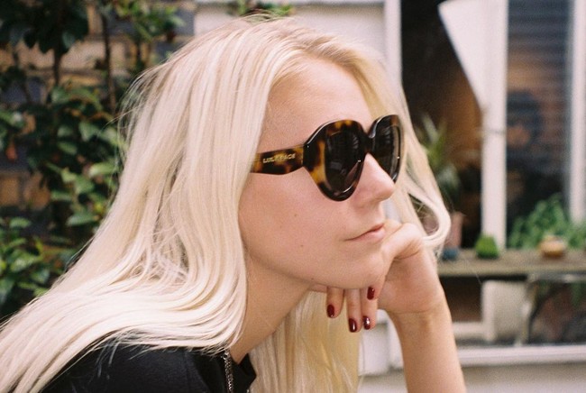 India, saudari, dan pamannya mendapatkan warisan dari Papa Paul yang meninggal di 2008. Sedangkan ibunya yang merupakan anak Paul meninggal karena overdosing di usia 36. Foto: Instagram @indiarosejames