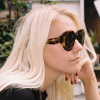 India, saudari, dan pamannya mendapatkan warisan dari Papa Paul yang meninggal di 2008. Sedangkan ibunya yang merupakan anak Paul meninggal karena overdosing di usia 36. Foto: Instagram @indiarosejames