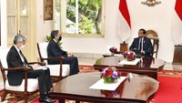 Menlu AS, Antony Blinken bertemu dengan Presiden Jokowi di Istana Merdeka, Jakarta (13/12/2021). Tampak Dubes AS untuk Indonesia, Sung Kim (kiri) dalam pertemuan ini.  (Agus Suparto, Indonesian Presidential Palace via AP)