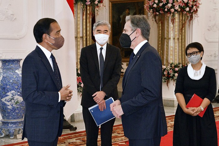 Indonesia US In this photo released by Indonesian Presidential Palace, Indonesian President Joko Widodo, left, talks with U.S. Secretary of State Antony Blinken, second right, as U.S. Ambassador to Indonesia Sung Kim, second left, and Indonesian Foreign Minister Retno Marsudi, right, look on, during their meeting at Merdeka Palace in Jakarta, Indonesia, Monday, Dec. 13, 2021. (Agus Suparto, Indonesian Presidential Palace via AP)