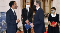 Menlu AS, Antony Blinken bertemu dengan Presiden Jokowi di Istana Merdeka, Jakarta (13/12/2021). Salah satu jurnalis yang ikut rombongan Menlu AS, Anthony Blinken positif Covid-19 saat melakukan tes di Malaysia. (Agus Suparto, Indonesian Presidential Palace via AP)