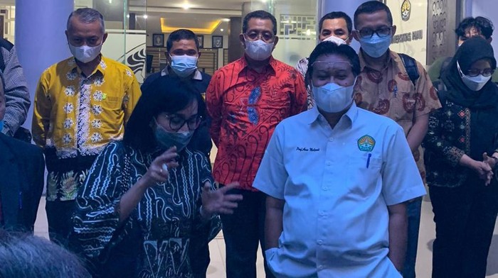Irjen Kemendikbudristek Chatarina Maulina menemui Rektor Unri untuk melihat perkembangan kasus dugaan cabul dosen FISIP, Syafri Harto. (dok Istimewa)