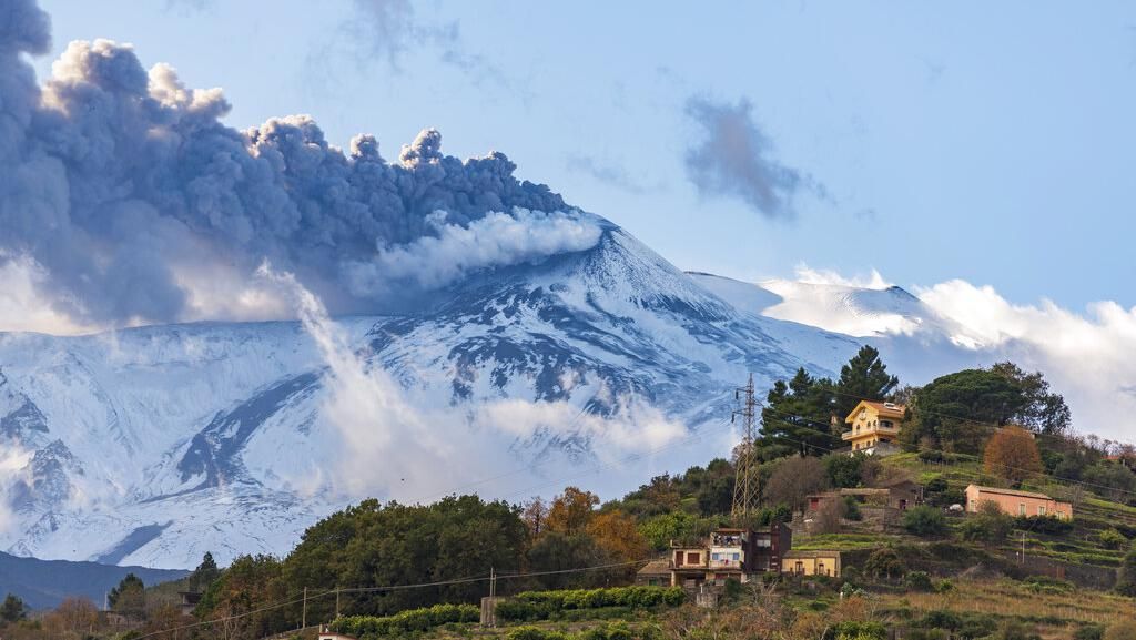 Pesona Gunung Etna Saat Menyemburkan Abu Vulkanik