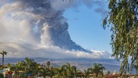 Sebagai gunung aktif yang berusia ribuan tahun, sejumlah cerita rakyat beredar terkait gunung Etna. Pada era mitologi Yunani dan Romawi, Dewa Vulcan diyakini mempunyai aktifitas pandai besi di bawah gunung ini.