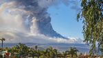 Pesona Gunung Etna Saat Menyemburkan Abu Vulkanik