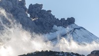 Gunung Etna merupakan gunung aktif dengan ketinggian 3.357 mdpl. Gunung tersebut berada di 800 km sebelah selatan Ibu Kota Roma.